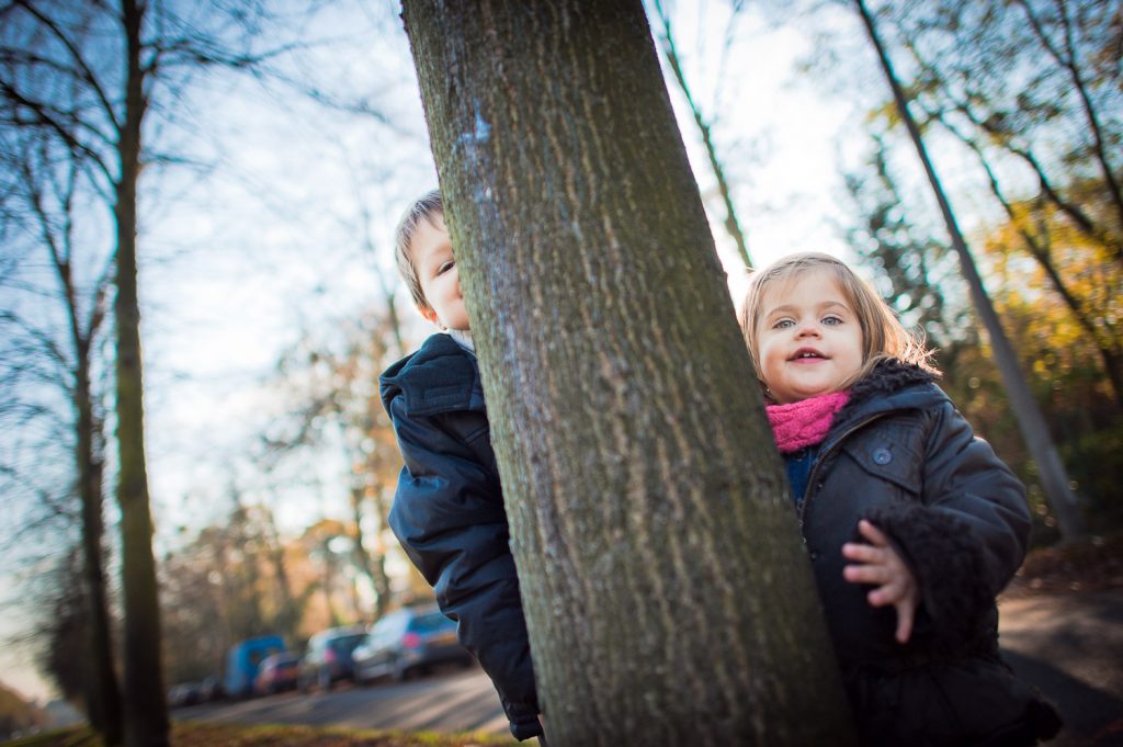 enfants derrière arbre