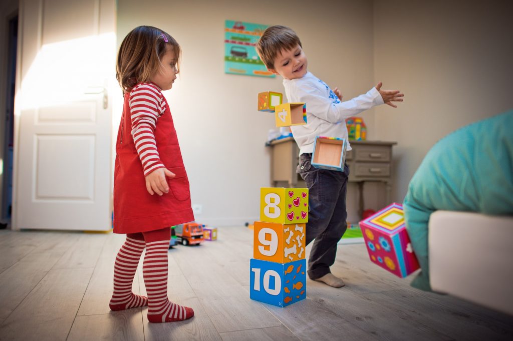 enfants jouent cubes