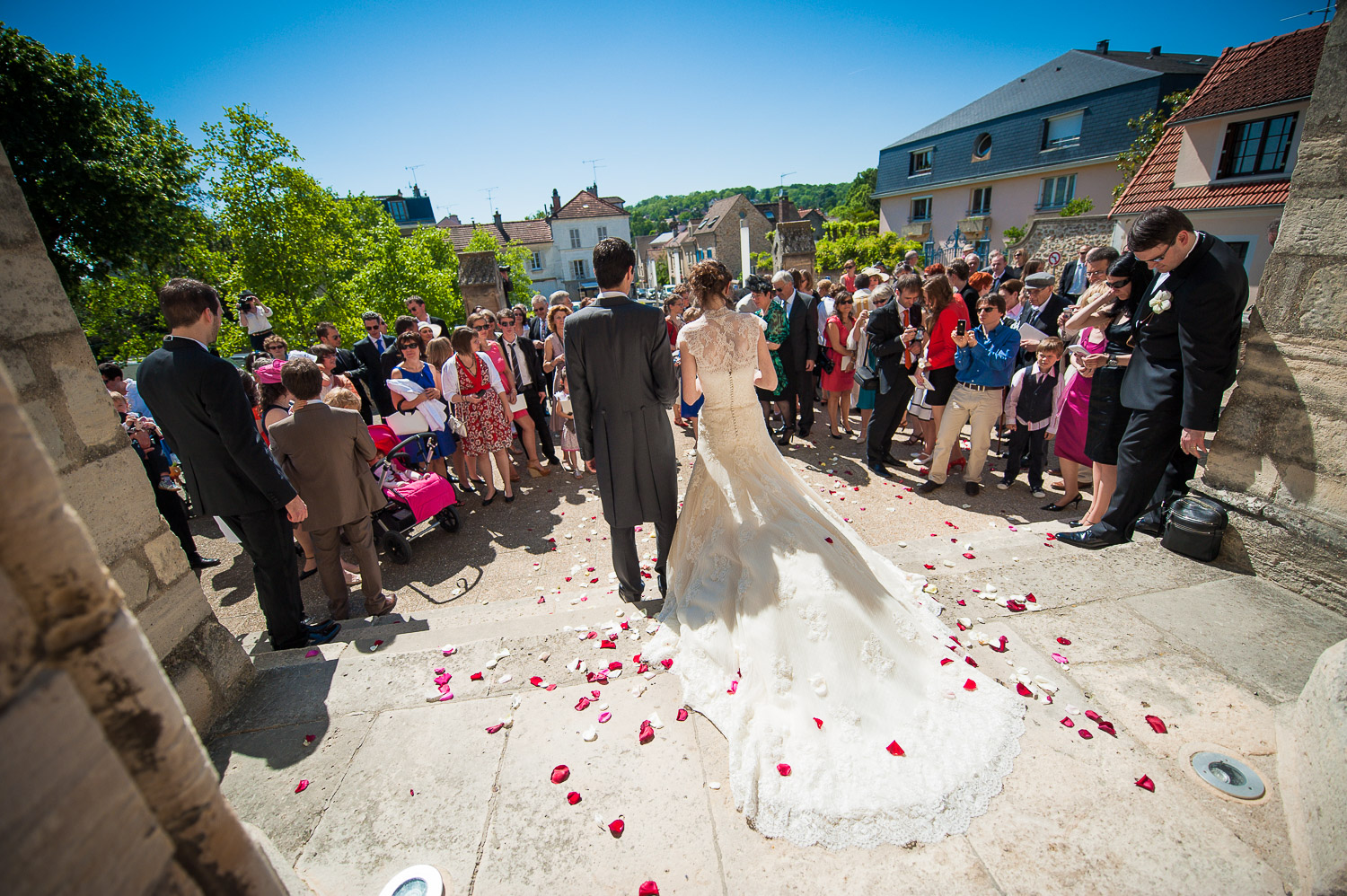 pétales roses sortie église