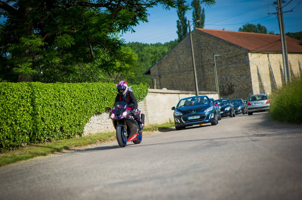 arrivée mariés moto