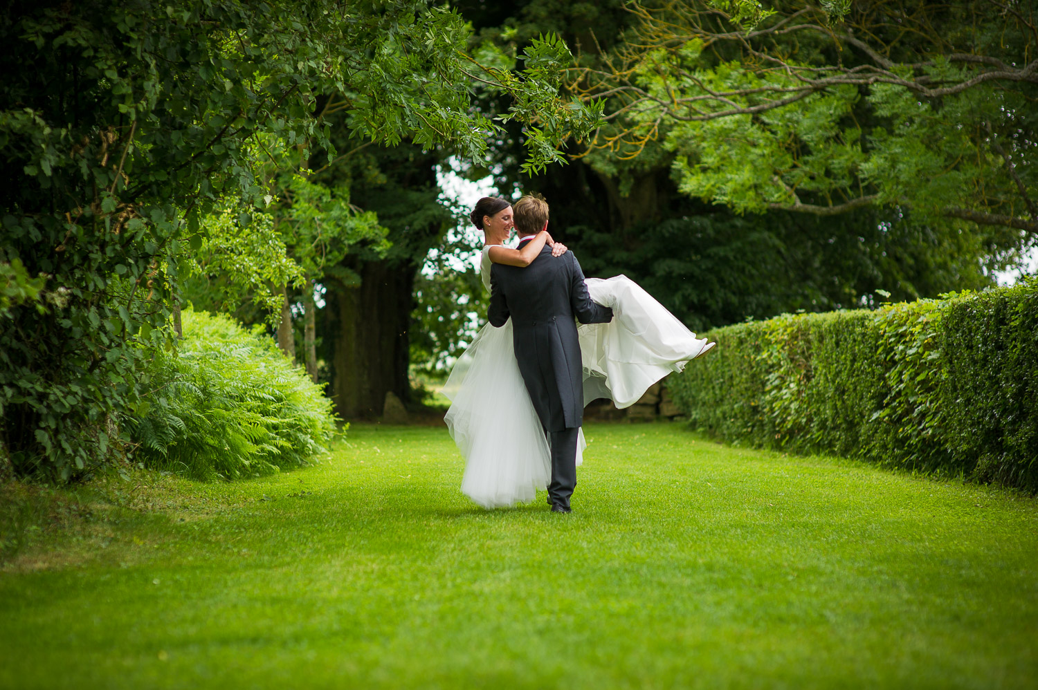 marié porte la mariée