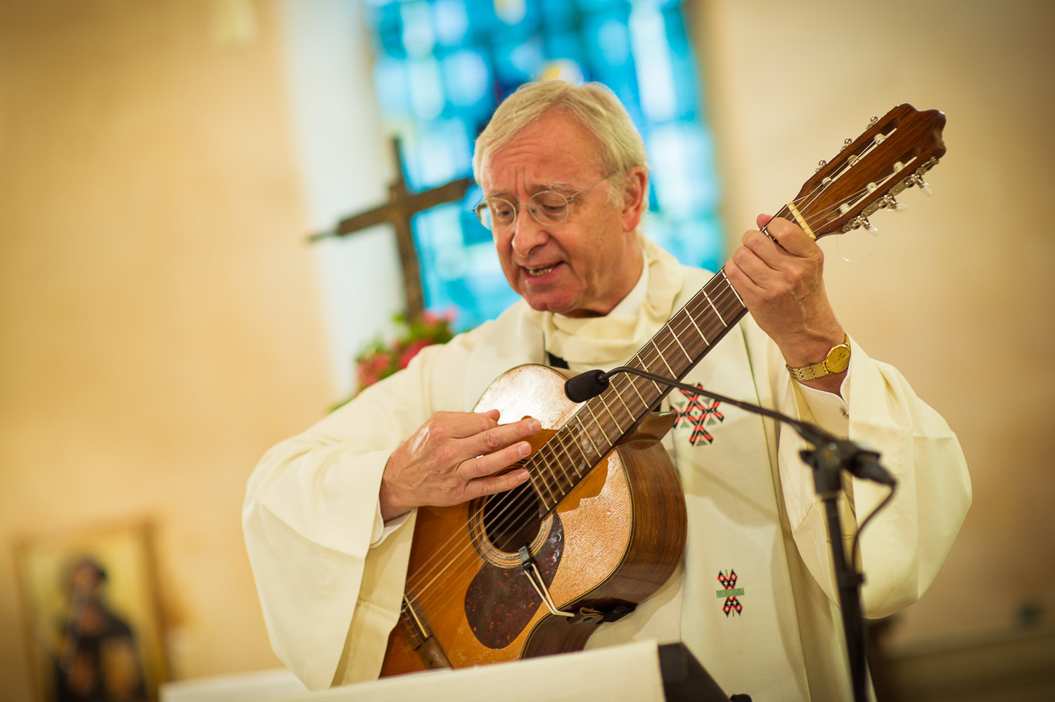 prêtre joue guitare