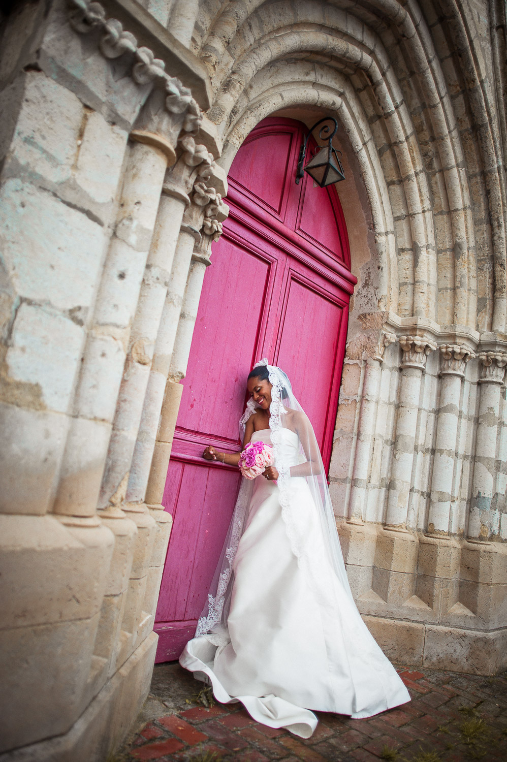 mariée porte église