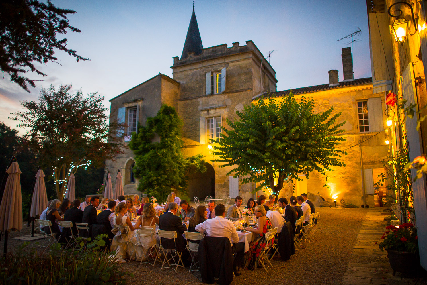 repas extérieur chateau Lagorce