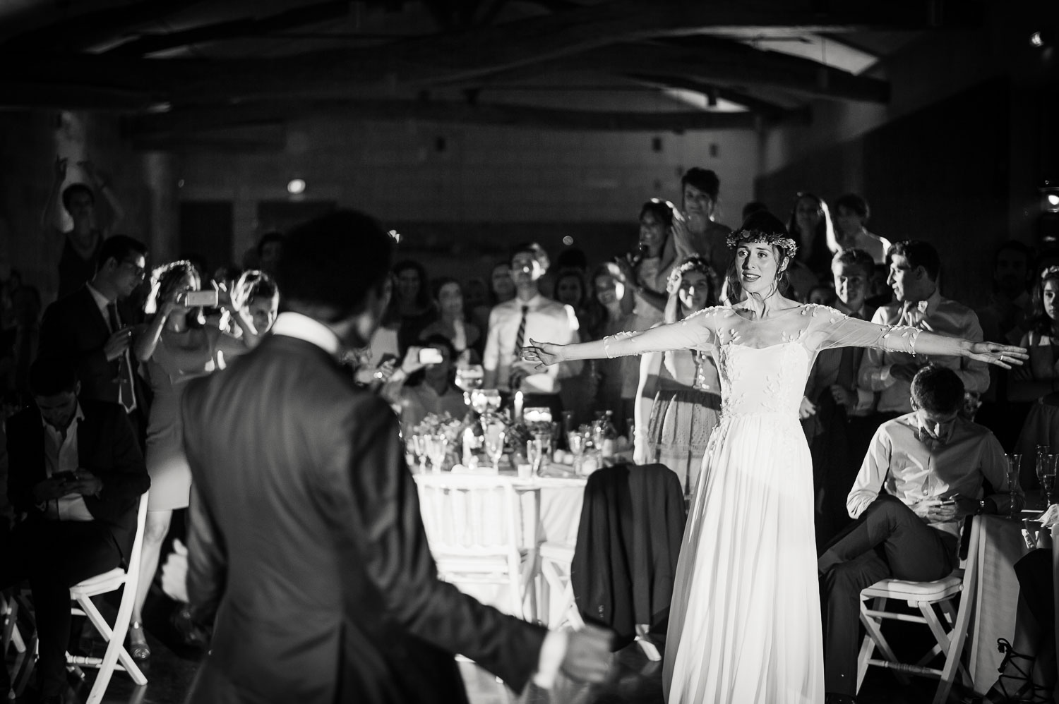 Mariée soirée en noir et blanc